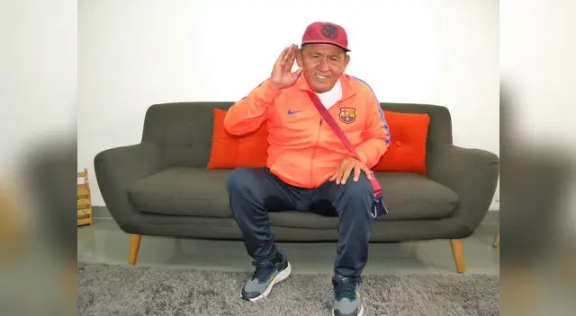 El  siempre ídolo Hugo Sotil a recibido unos auriculares que lo están haciendo escuchar mejor.