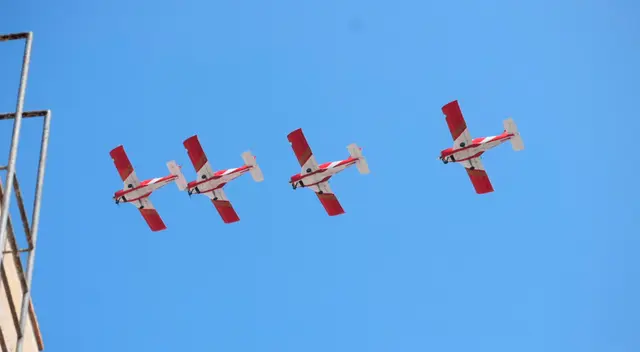 Avionetas de colores blanco y rojo surcaron los aires de la Costa Verde desde la 1 p.m. y por casi una hora.