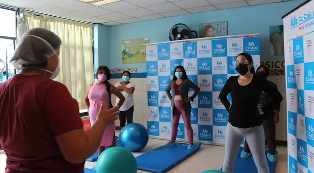 Gestantes hacen sesiones presenciales de psicoprofilaxis.