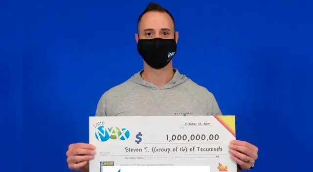 Philip Tsotsos, un repartidor de pizzas, demandó a sus 16 amigos. Philip Tsotsos, un repartidor de pizzas, demandó a sus 16 amigos.