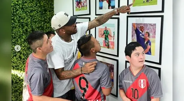 Farfán demuestra su gran corazón y sorprende a la selección de Futsal Down: Jugaron una 'pichanga' y recorrieron su casa Farfán demuestra su gran corazón y sorprende a la selección de Futsal Down: Jugaron una 'pichanga' y recorrieron su casa