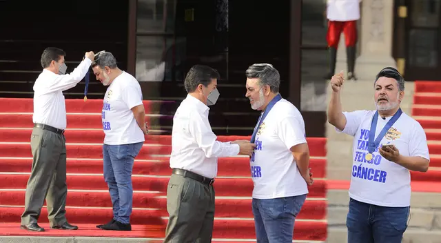 Andrés Hurtado recibió medalla de reconocimiento en exteriores de la Casa de Pizarro.