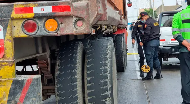 Agentes policiales cercaron la zona y el fiscal ordenó el levantamiento del cadáver. Agentes policiales cercaron la zona y el fiscal ordenó el levantamiento del cadáver.