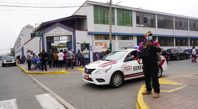 Patrullaje en entradas de colegios. Patrullaje en entradas de colegios.