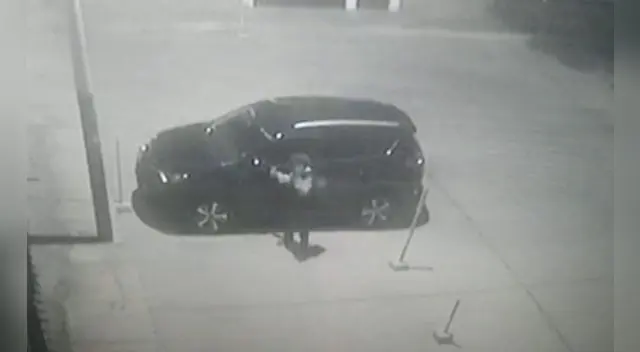 Surco: delincuente intenta robar espejo de auto, pero alarma se activa y lo capturan [VIDEO]