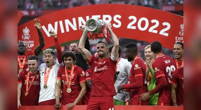 Festejo de Henderson por el octavo título alcanzando por el Liverpool en la FA Cup.