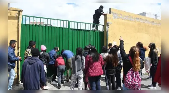 Padres de familia piden sanciones para la institución educativa pues pone en riesgo a sus hijos.