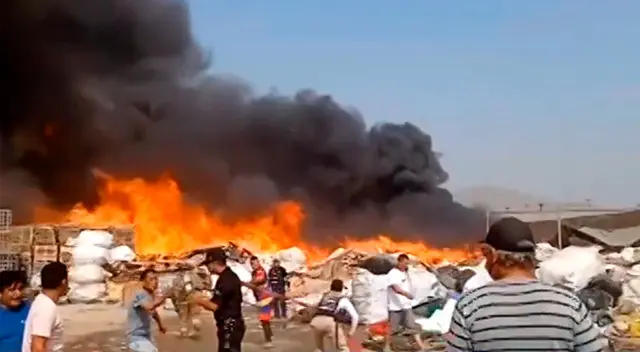 Siniestro viene siendo atendido a la altura del paradero Fame. Siniestro viene siendo atendido a la altura del paradero Fame.