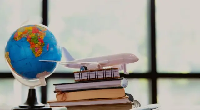 El grado de bachiller lo emite la universidad donde se formó el estudiante. El grado de bachiller lo emite la universidad donde se formó el estudiante.