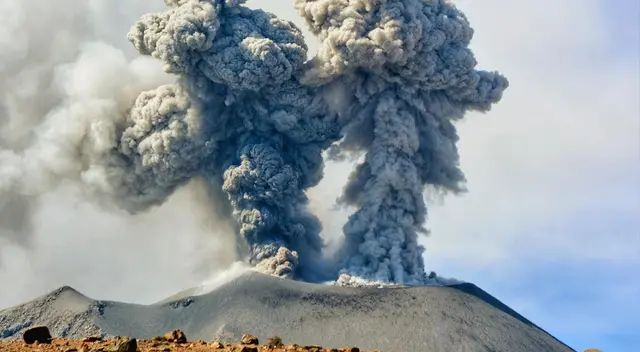 Volcán Sabancaya entra en erupción. Volcán Sabancaya entra en erupción.
