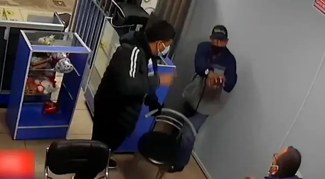 Ambos delincuentes solo necesitaron 25 segundos para asaltar al agente bancario de SJM.