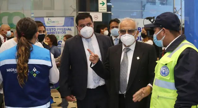 Aníbal Torres arremete contra personal de Migraciones por las largas colas. Aníbal Torres arremete contra personal de Migraciones por las largas colas.