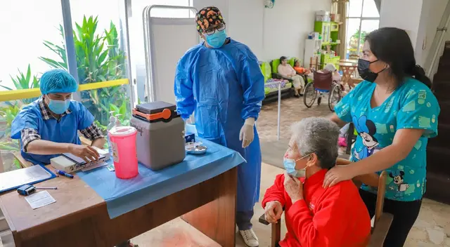 Vacunan a abuelitos en casas de reposo de San Borja