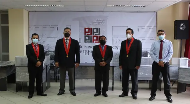 Presidente de la Corte de Lambayeque entrega equipos informáticos a jueces de materia civil oral