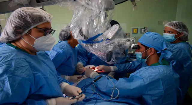 La menor en plena operación en el INSN Breña