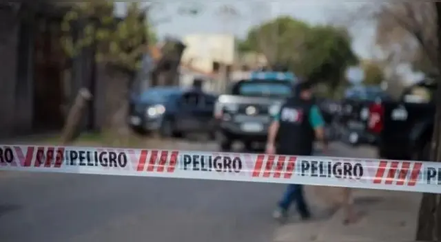 Un policía en Argentina fue interceptado por dos sujetos en la puerta de su casa con arma.