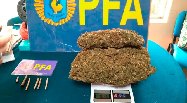 El director de la escuela inició una investigación interna y pudo identificar a los dos estudiantes. El director de la escuela inició una investigación interna y pudo identificar a los dos estudiantes.