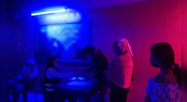 Detenidos negaron los hechos pese a las pruebas que se hallaron dentro del local. Foto: PNP