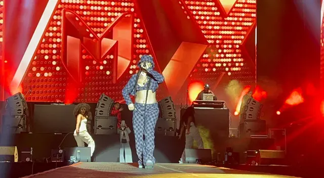 La Tóxica, y el momento que regala una camiseta de la selección del Perú. La Tóxica, y el momento que regala una camiseta de la selección del Perú.