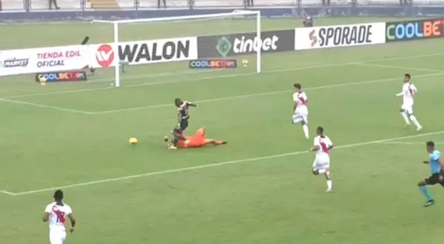 Wilmer Aguirre fabricó un penal que no fue cobrado por el árbitro del partido.