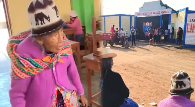 Adultos mayores asisten puntuales a la escuela César Vallejo. Adultos mayores asisten puntuales a la escuela César Vallejo.