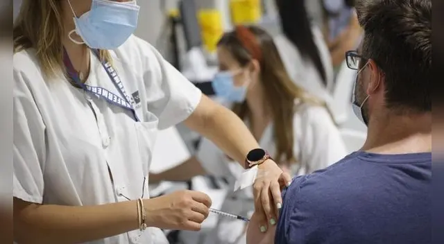 La cuarta dosis de la vacuna anticovid se la aplican mayores de 50 años.