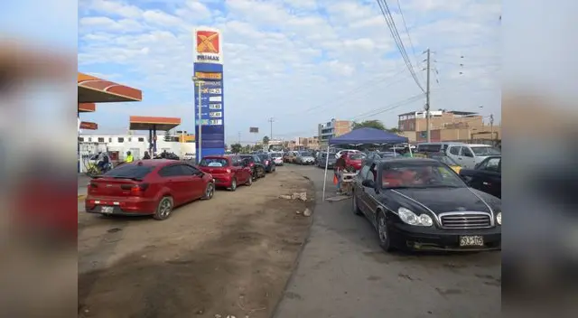 Carros forman largas colas para recargar GNV ante escasez Carros forman largas colas para recargar GNV ante escasez