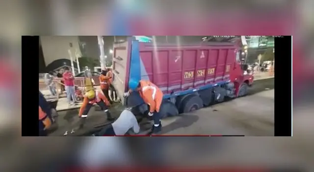 Camión rompe tubería de agua en el Rímac