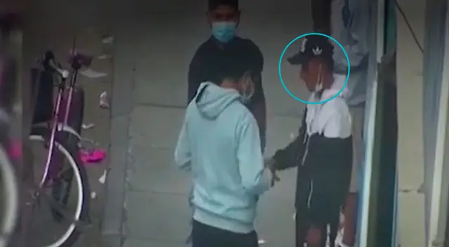 Delincuente escondía mercadería en sus medias para evitar ser atrapado Delincuente escondía mercadería en sus medias para evitar ser atrapado