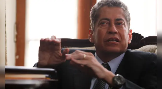 Eloy Espinosa-Saldaña plagió un trabajo académico.