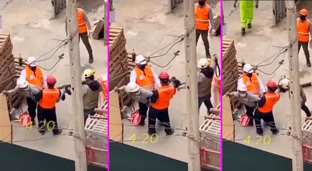 El trabajador fue azotado por sus compañeros de construcción.