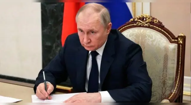 Urgente. El presidente de Rusia, Vladímir Putin, firmó la ley que beneficiará a su ejército. Urgente. El presidente de Rusia, Vladímir Putin, firmó la ley que beneficiará a su ejército.