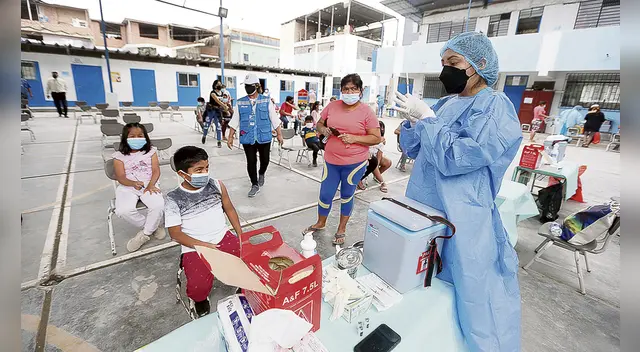 Dosis. Nivel de vacunación en niños es menor al 40%. Expertos dicen que se les debe priorizar. Foto: difusión.