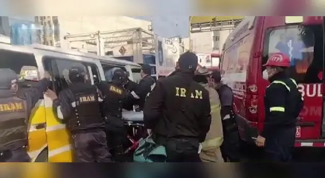 Combi choca contra camión repleto de balones de gas en Trujillo Combi choca contra camión repleto de balones de gas en Trujillo