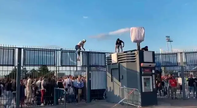 Los barristas del Liverpool sembraron el terror en París.