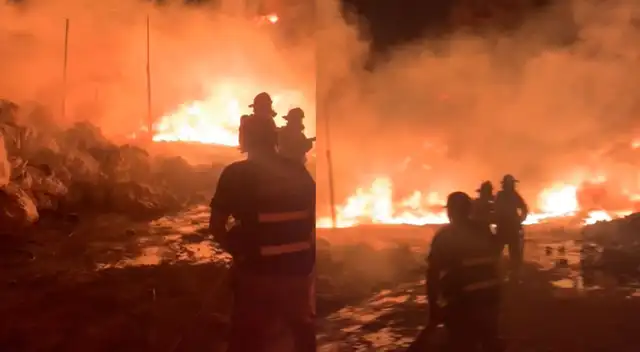 gigantesco incendio consumió almacén de reciclaje