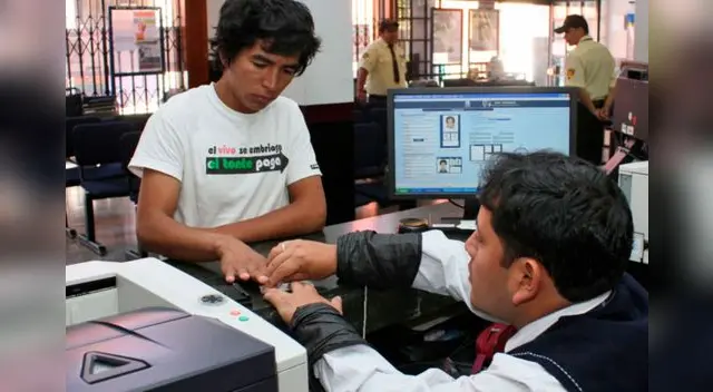 Conoce en esta nota las cinco diferencias entre el DNI azul y el electrónico. Foto: Andina