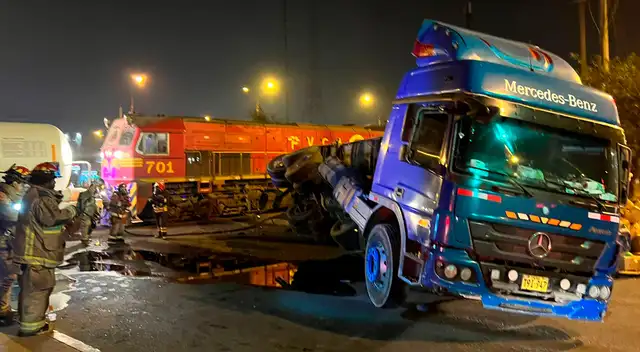 El Agustino: camión a toda velocidad impacta contra tren de carga [VIDEO]