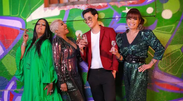 Tony junto a su madre Mimy Succar, la India y Haila Mompié. Tony junto a su madre Mimy Succar, la India y Haila Mompié.