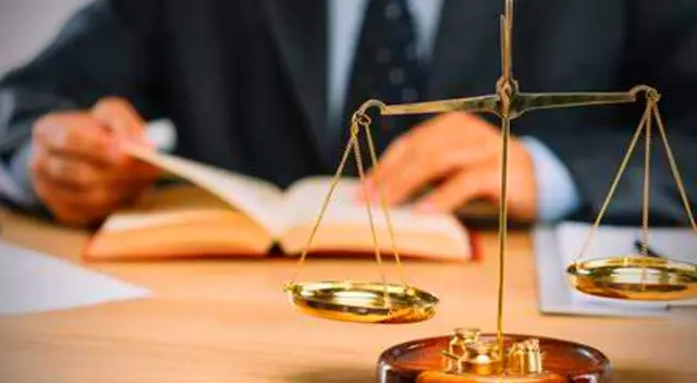 La carrera universitaria de derecho dura 5 años.