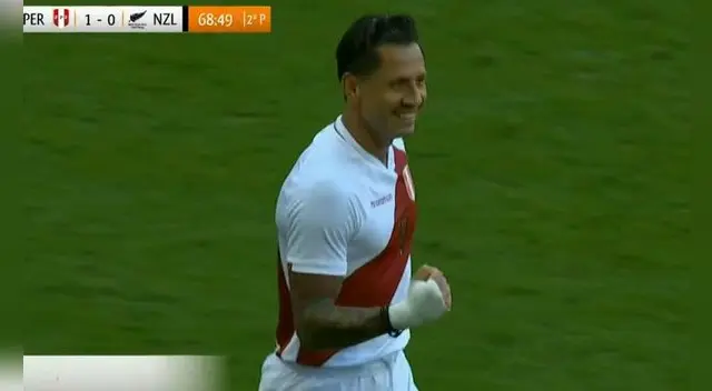 Gianluca Lapadula anota el 1-0 para Perú ante Nueva Zelanda.