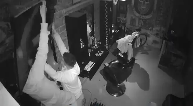 SJL: delincuentes entran a barbería de madrugada y roban accesorios y televisor de 50 pulgadas [VIDEO]