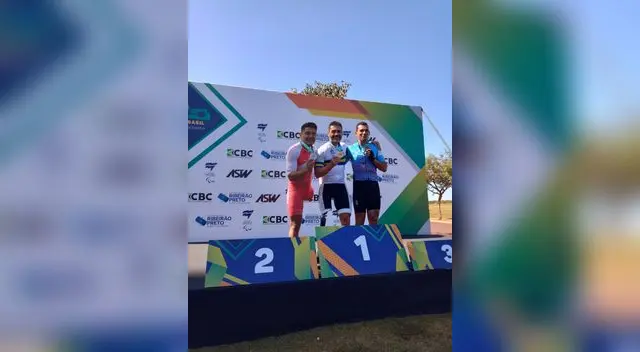 Yuber Pichihua Perez orgulloso en el podio en la Copa Brasil