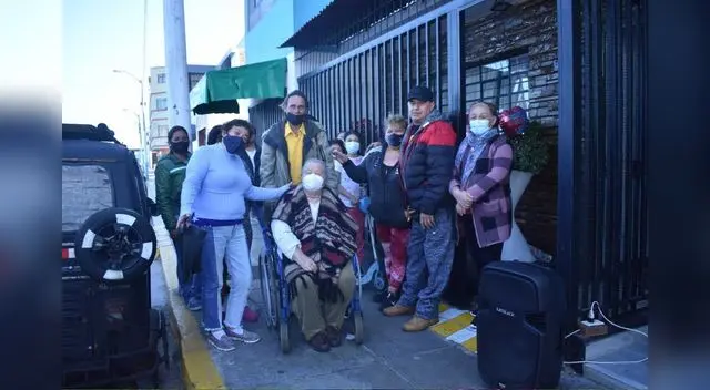 Vecinos que le brindaba comida y abrigo, lo despiden con cariño.