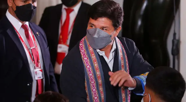 Jefe de Estado busca librarse de investigación en la cual se le denuncia por tráfico de influencias.