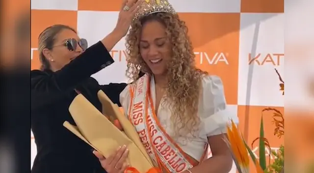 Feliz ganadora de Miss Cabello 2022 Feliz ganadora de Miss Cabello 2022