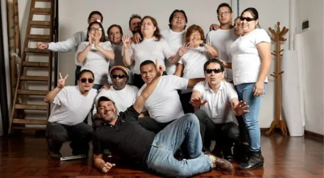 Lucho Cáceres realiza obra teatral con personas invidentes.