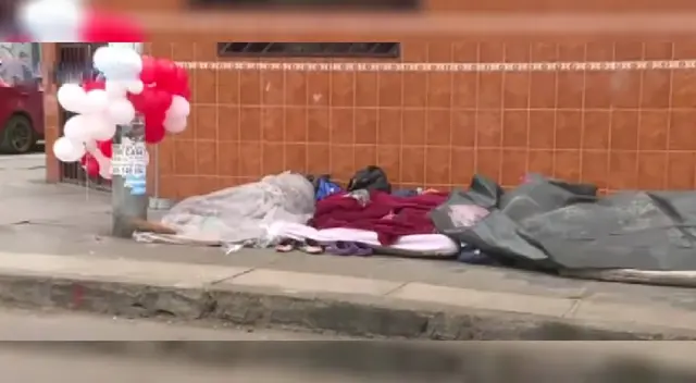 SMP: vecinos molestos por indigentes que han tomado una vereda como sus dormitorios [VIDEO]