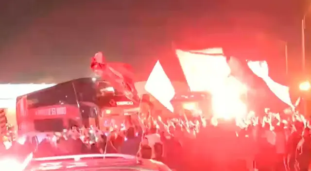 Selección peruana retornó a Lima y tuvo impresionante recibimiento por parte de hinchas.