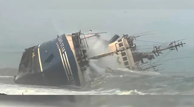 Dos remolcadores lograron sacar con vida a dos vigilantes.